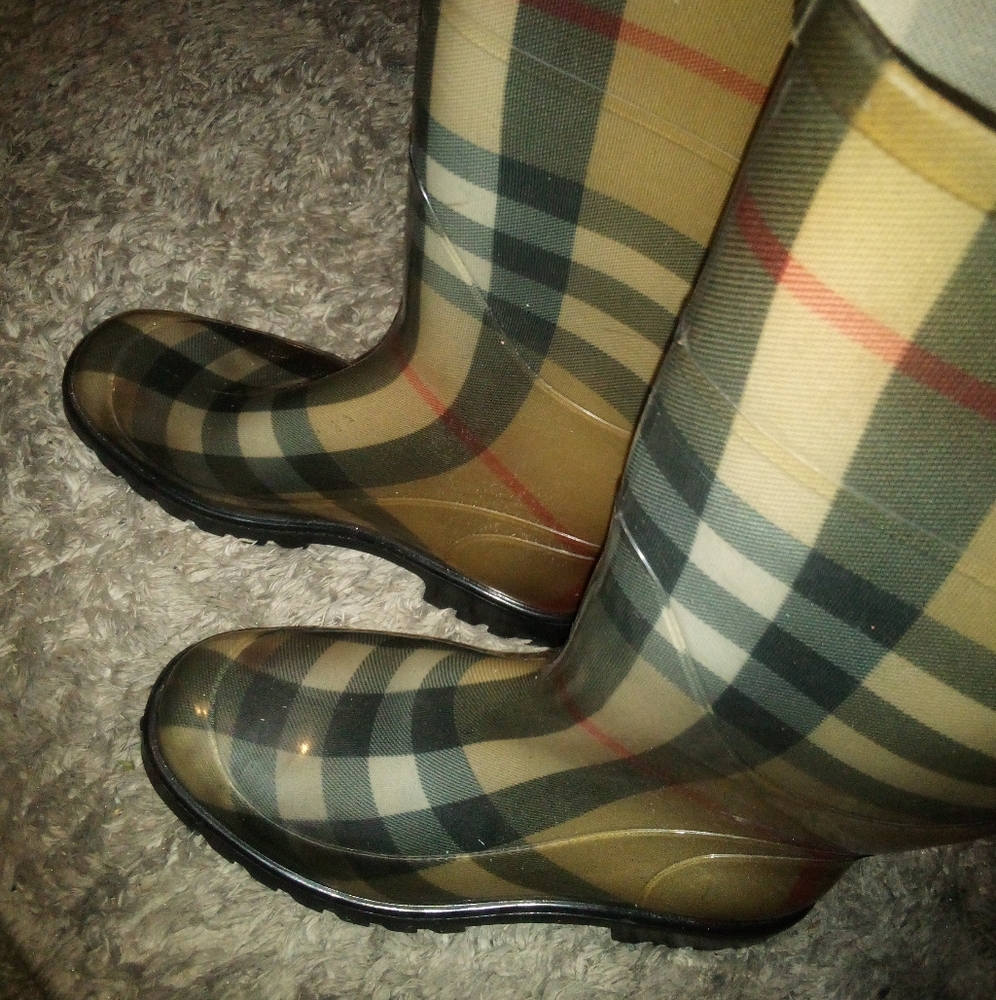 BURBERRY/ RAIN/SNOWBOOTS (EXCELLENT CONDITION SOOO NICE!!!